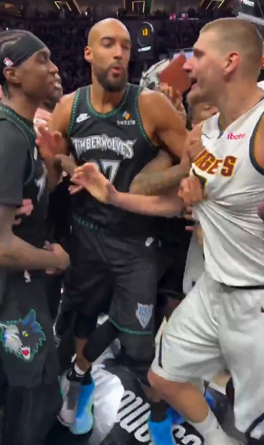 KOK体育-近距离体验NBA球员冲突压迫感！约基奇这体型也就戈贝尔敢劝架了